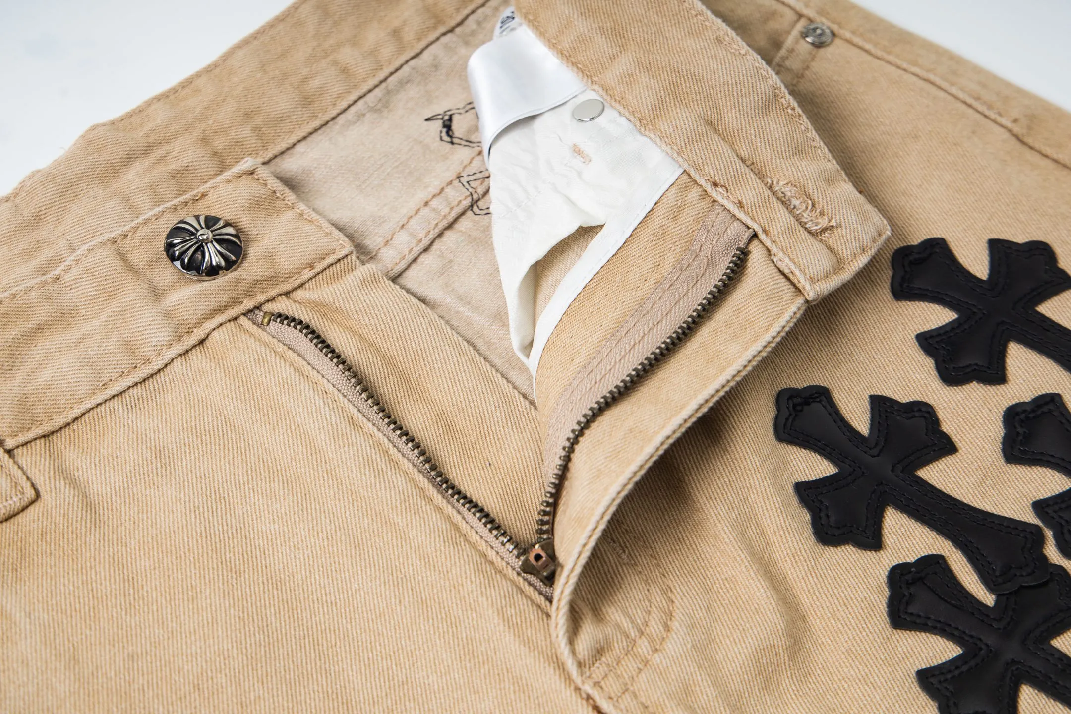 P240 Chrome Hearts 2025 New Miami Limited Couple Washed Jeans with Multiple Black Cross Leather Labels is a hot item this season and is sought after by countless celebrities and fashionistas. The neat details of the cutting process add color to the playful fashion! The neat and meticulous design, and the well-fitting structure is unique. The upper body not only has outstanding recognition, but also looks younger and younger. A style with the ultimate wearing meaning and performance, gorgeous color matching, and the craftsmanship of this style is also extremely extraordinary. After the finished product is washed, it is disassembled and hand-made with sheepskin cross leather and then spliced ​​together to complete. The whole piece has too many craftsmanship to describe. It is decorated with patchwork cross flowers and high-waisted washed jeans! ! Absolutely high-end luxury product, a god-level single product, a super popular product, made with top heavy industry, a magic weapon that cannot be missed in the street. Style number: 1866# Size: 28 30 32 34 Color: khaki pink khaki black